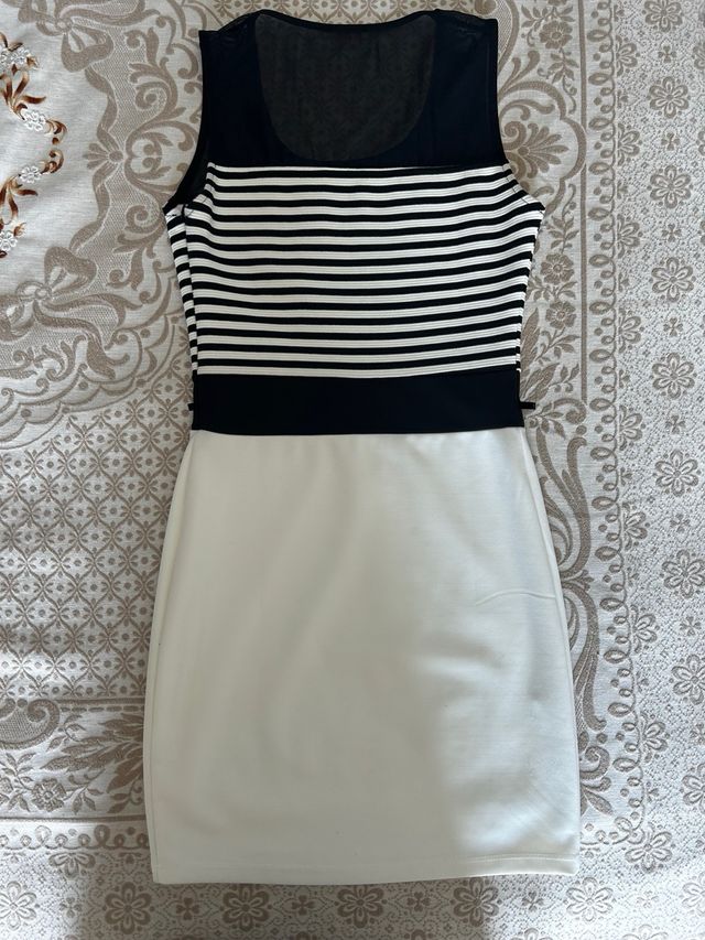 Vestito bianco e nero a righe