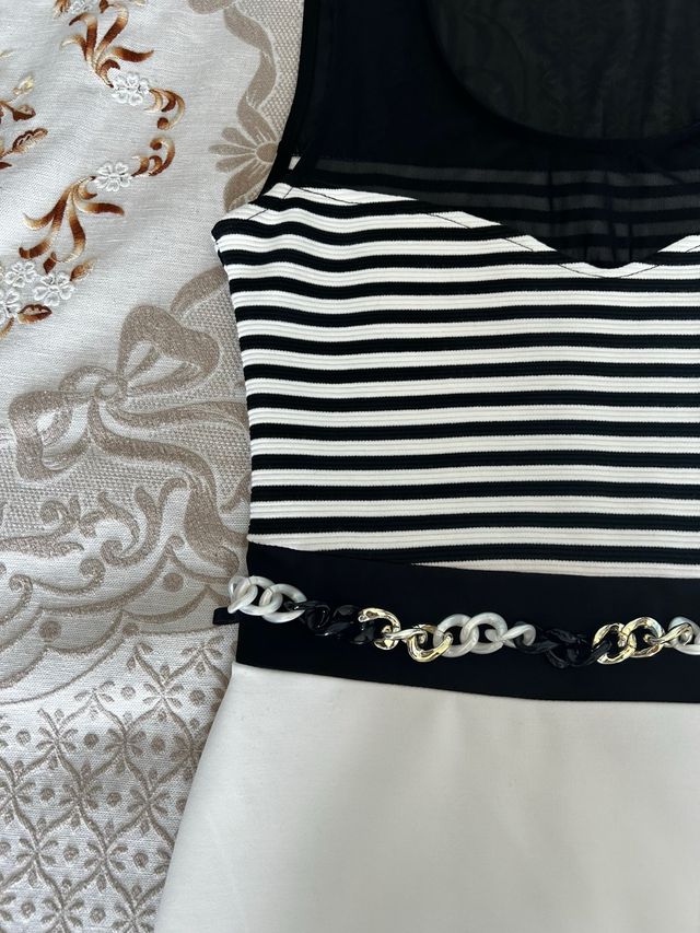 Vestito bianco e nero a righe
