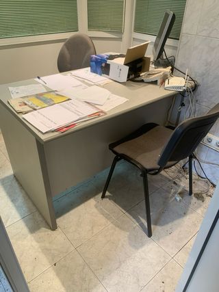 Mesa, archivador, armario oficina gris y madera