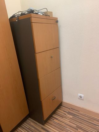 Mesa, archivador, armario oficina gris y madera