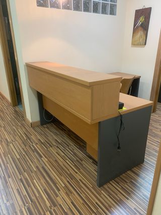 Mesa, archivador, armario oficina gris y madera