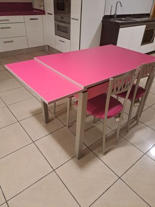 Mesa extensible rosa + 4 sillas