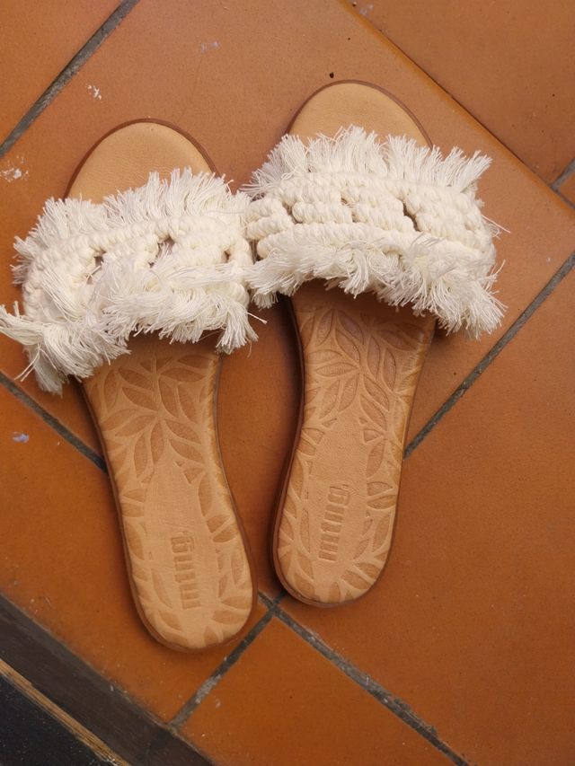 Sandalias Mustang blancas y beige