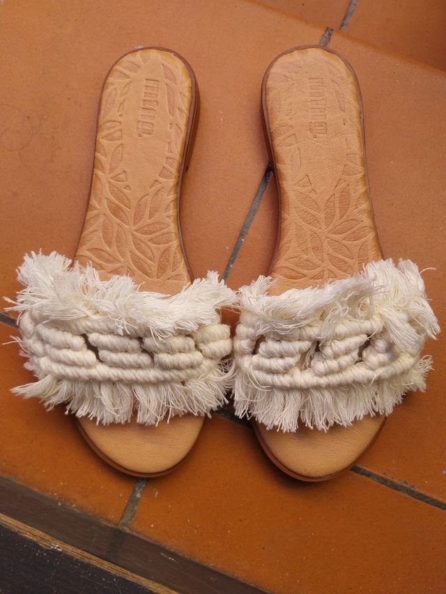 Sandalias Mustang blancas y beige