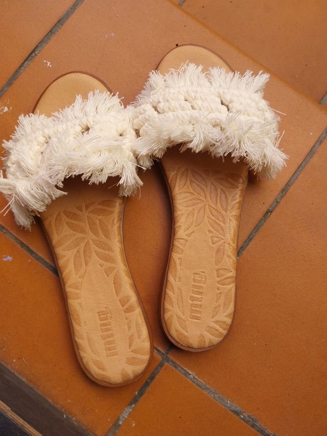 Sandalias Mustang blancas y beige