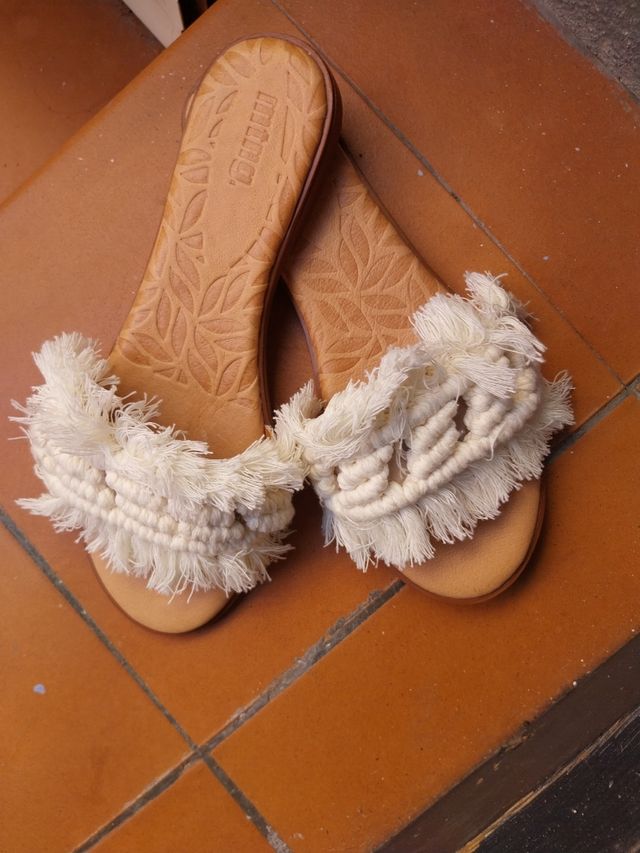 Sandalias Mustang blancas y beige