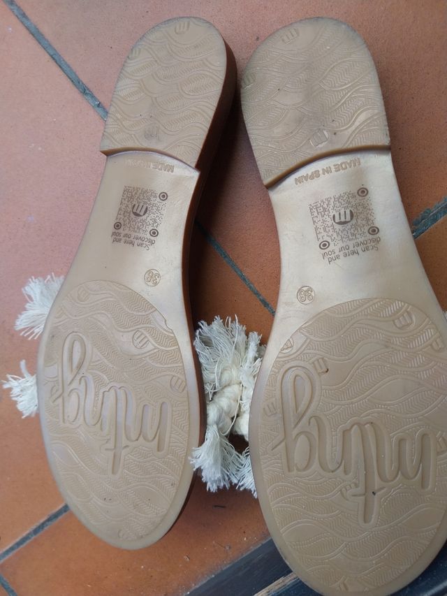 Sandalias Mustang blancas y beige