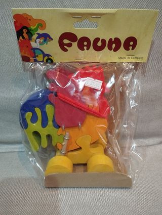 Gallo arrastre madera: mueve sus alas al caminar.