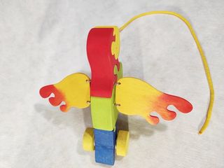 Juguete de arrastre: loro de madera