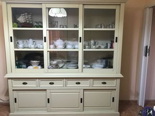 Vitrina madera+mesa beige en Benalmadena, Málaga