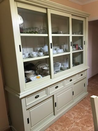 Vitrina madera+mesa beige en Benalmadena, Málaga