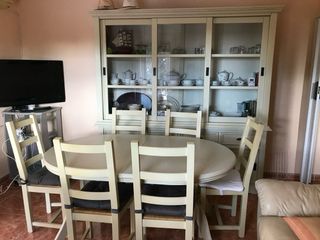 Vitrina madera+mesa beige en Benalmadena, Málaga