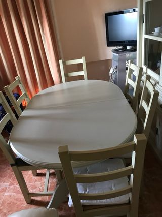 Vitrina madera+mesa beige en Benalmadena, Málaga