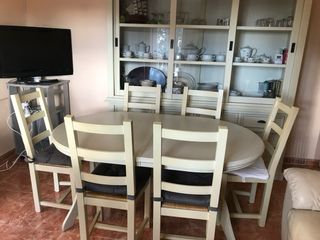 Vitrina madera+mesa beige en Benalmadena, Málaga