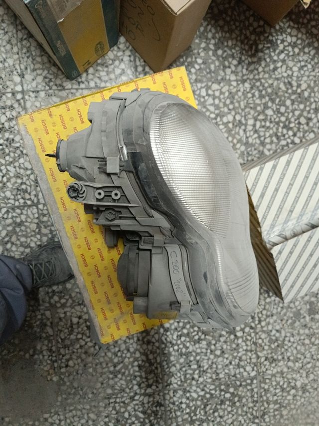 Faro Mercedes C220 (2002)