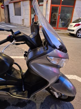 Suzuki Burgman 200 - Scooter gris