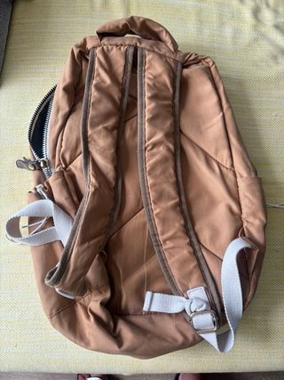 Mochila mostaza elegante de gran capacidad