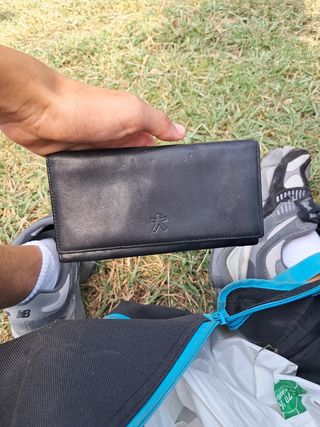 Cartera piel negra usada