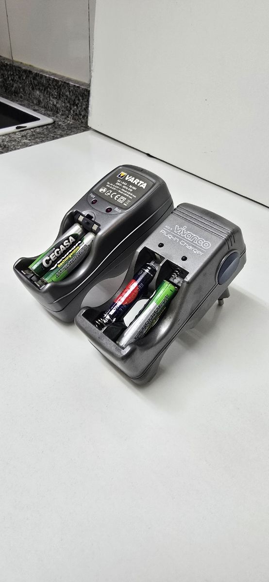 Cargadores Varta & Vivanco pilas AA