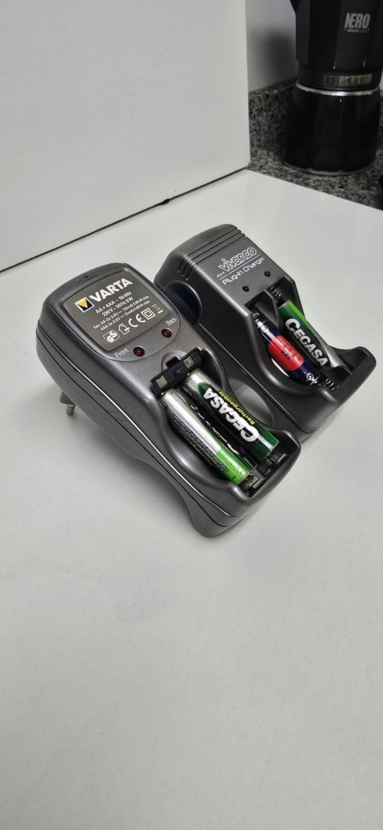 Cargadores Varta & Vivanco pilas AA