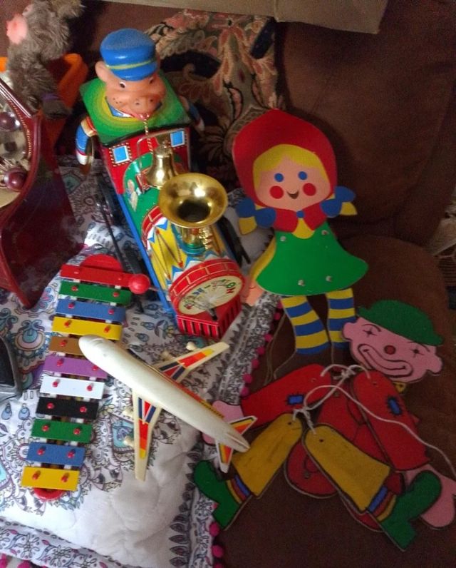 Lote di giocattoli antichi: treno, marionette, sassofono