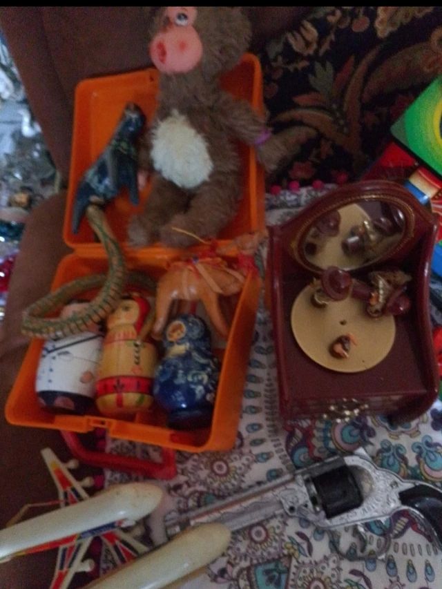 Lote di giocattoli antichi: treno, marionette, sassofono