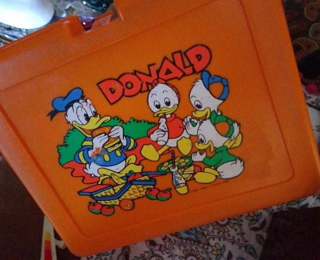 Lote di giocattoli antichi: treno, marionette, sassofono