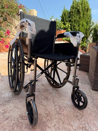 Silla de ruedas manual Mobiclinic – nueva sin estr