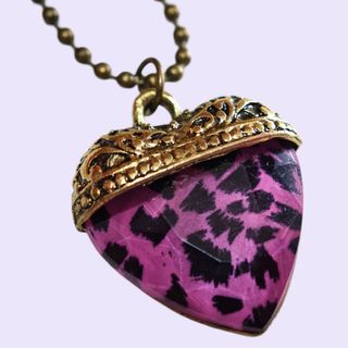 Collar gargantilla con colgante de corazón