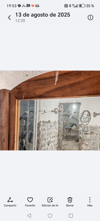 Armario antiguo con espejo tallado.