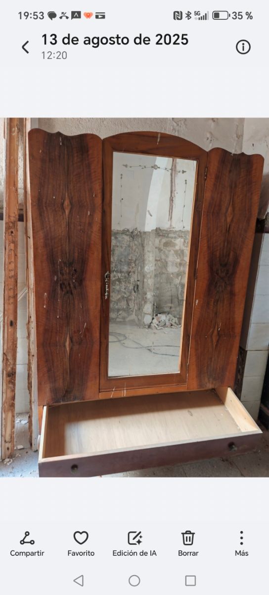 Armario antiguo con espejo tallado.