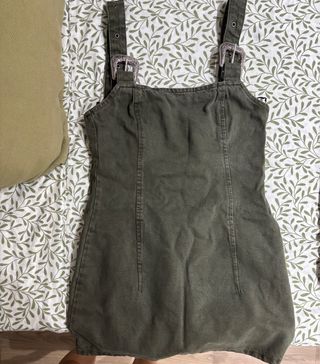 Vestido peto Zara verde oliva