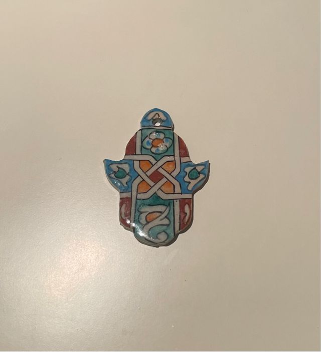 Amuleto Mano de Cerámica