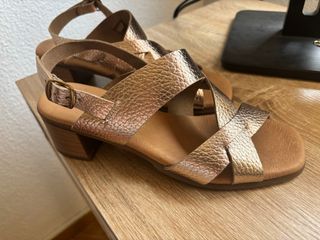 Sandalias doradas tacón bajo