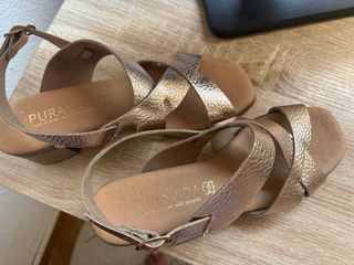 Sandalias doradas tacón bajo