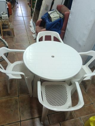 Mesa y 4 sillas blancas de plástico