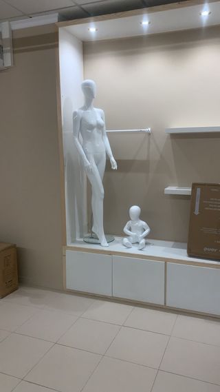 2 maniquíes mujer + niño sentado