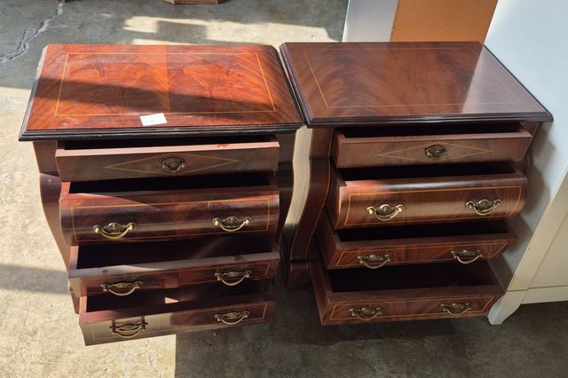 PAR DE MESITAS DE NOCHE CLÁSICAS