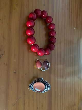 Pulsera y anillos rojos