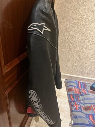 Chaqueta Alpinestars cuero roja-negra.