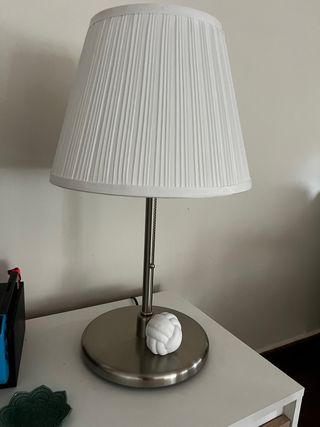 Lampara de mesa moderna - blanca y plateada