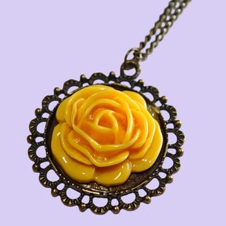 Precioso collar retro con colgante rosa amarilla