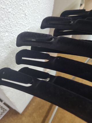10 Perchas terciopelo negras