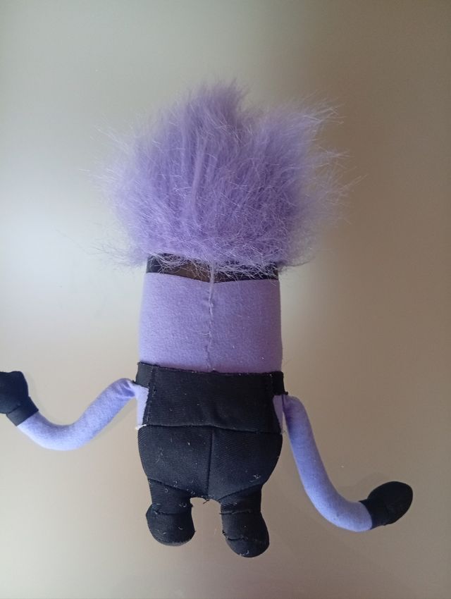Minion Peluche Violeta Enfadao negociable