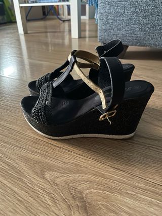 Sandalias cuña negras doradas nº38