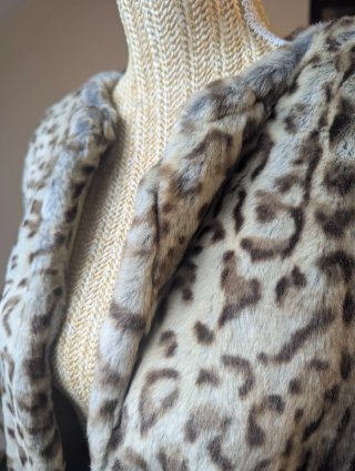 Abrigo de piel sintética estampado leopardo