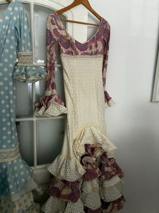 Trajes flamenca: azul lunares & estampado paisley 