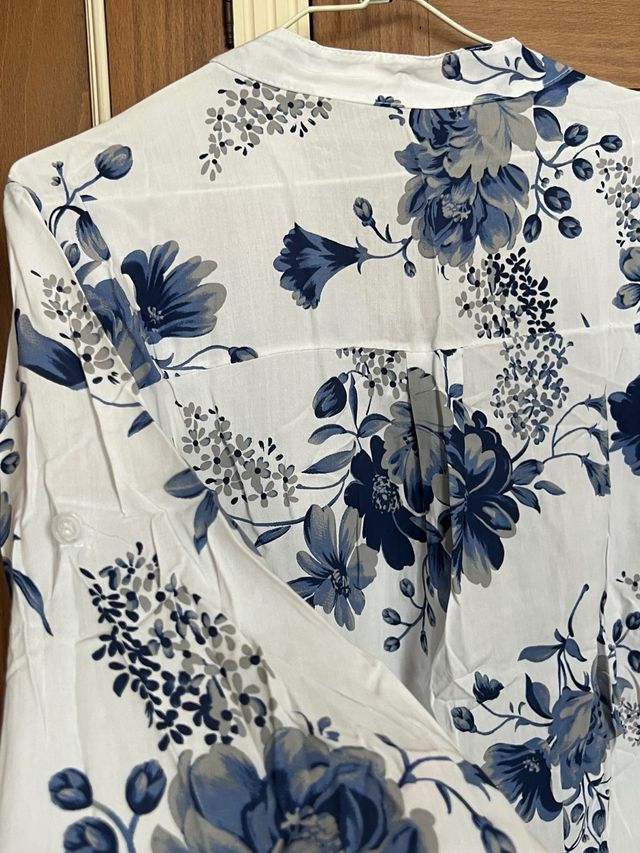 Blusa estampada azul y blanca