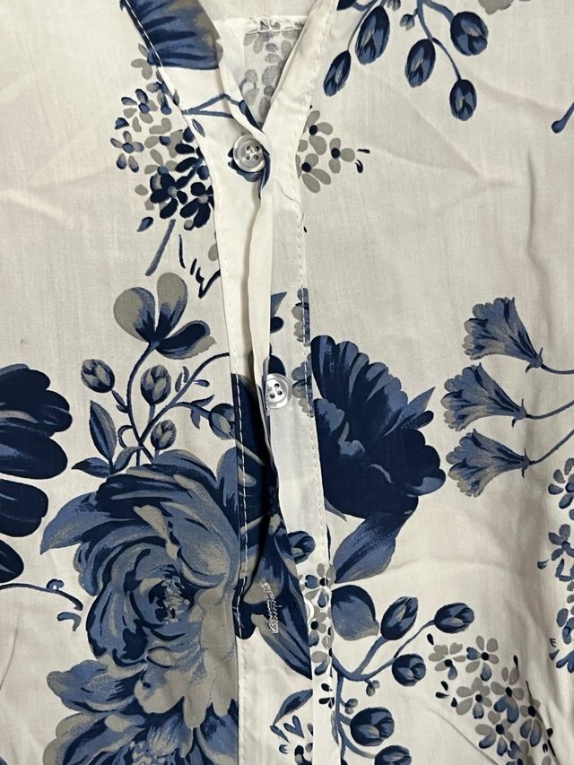 Blusa estampada azul y blanca