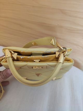 Bolso amarillo de mano